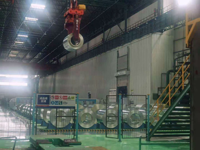 鞍钢镀锌卷板，产品销往全国各地 马晨晨/摄