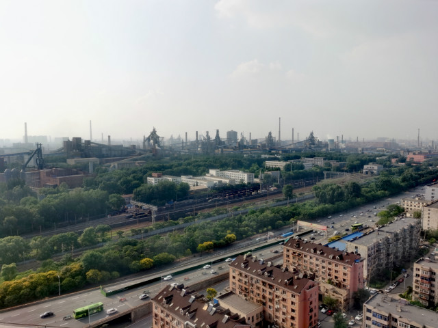 远眺鞍钢集团鞍山钢铁厂区 马晨晨/摄