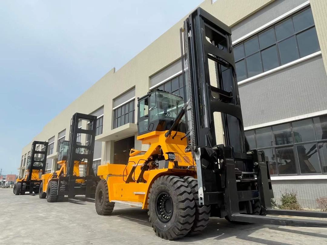 yacht forklift