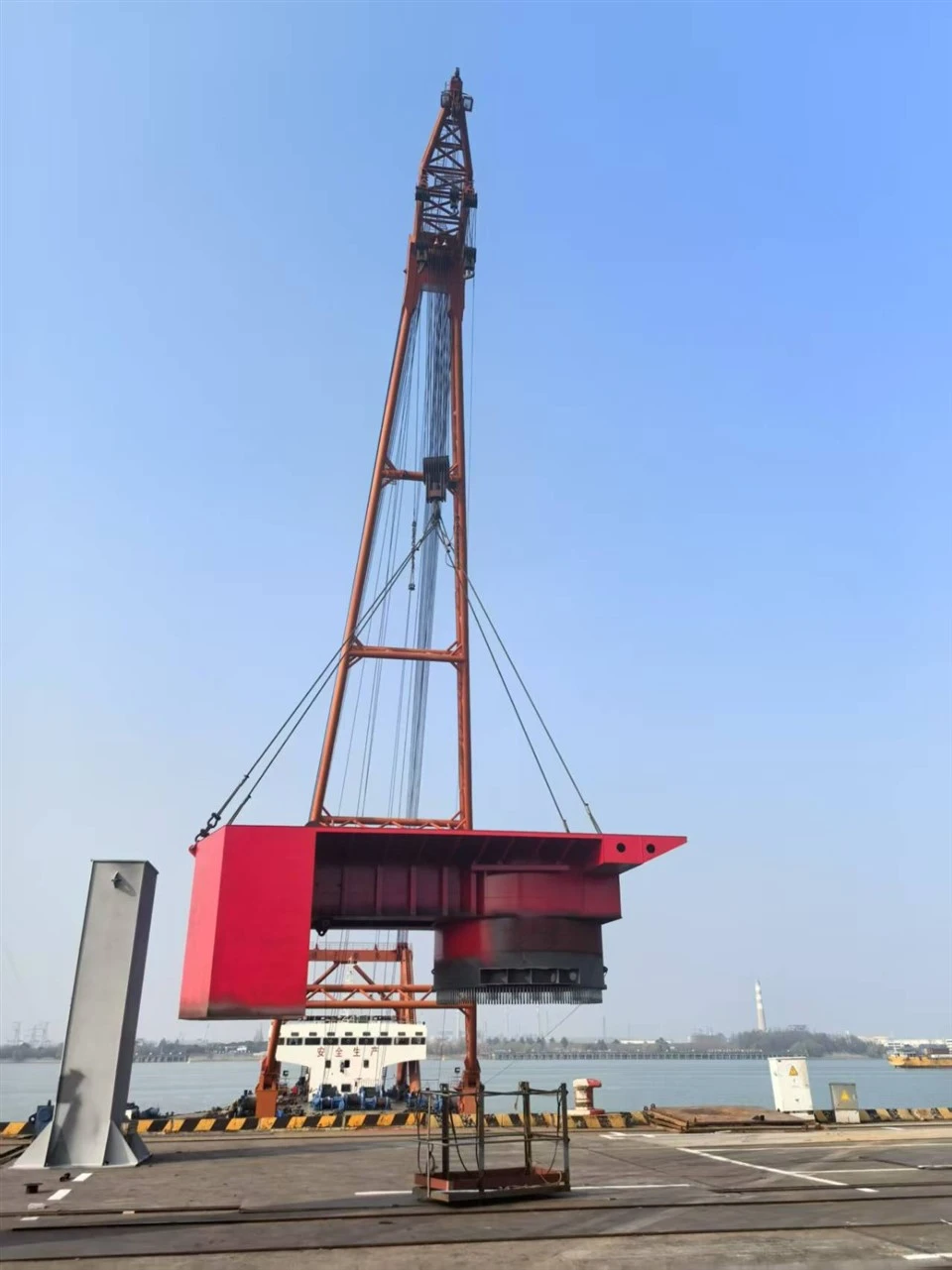 2000 Ton Fixed Boom Crane For Shipyard And Port Heavy Lifting Operations suppliers